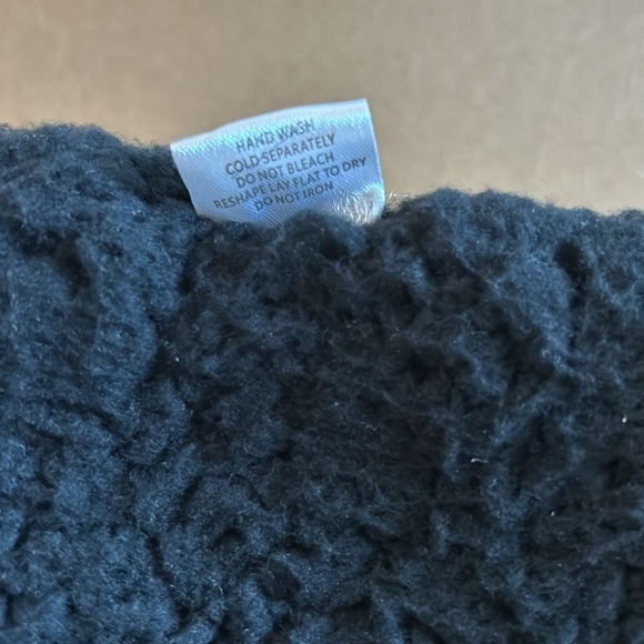 EUC Reversible black pull through scarf and matching mittens Super soft and warm - Picture 10 of 10